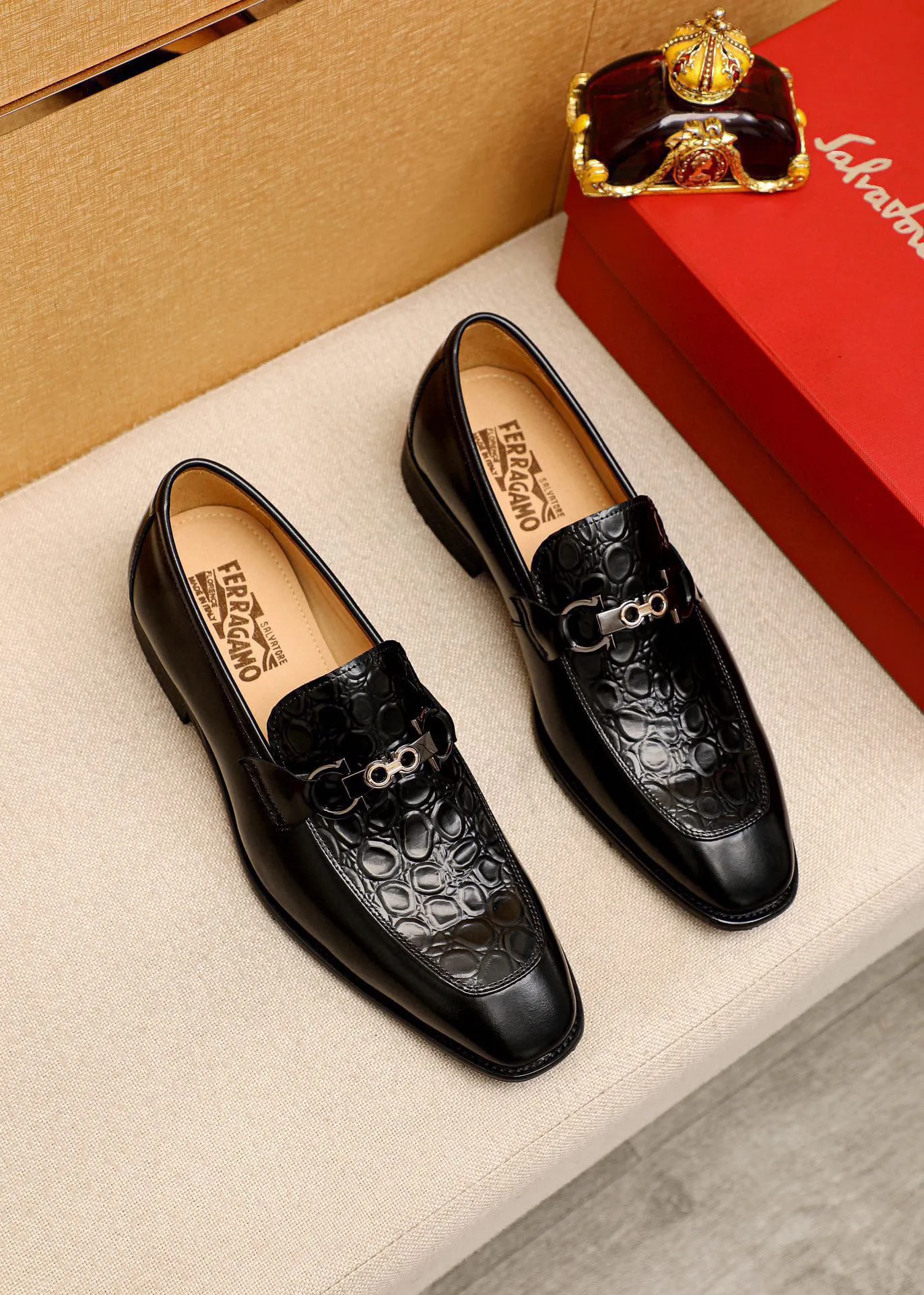 Men's shoes 💰460 💐 Product trademark: Ferragamo "Ferragamo" casual leather shoes Regular size: 38-44 (custom-made for 45🉑️) Product materials: Selected imported first-layer calfskin embossed upper + original hardware buckle, imported water-dyed cowhide leather lining. Strong three-dimensional visual effect, combined outsole Color: 1⃣️color optional